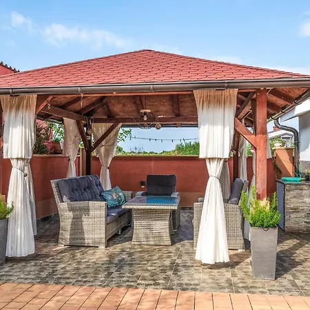 3 Bedroom Beautiful In Holiday home Pula