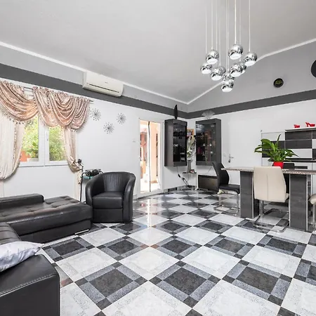 Holiday home 3 Bedroom Beautiful In Pula