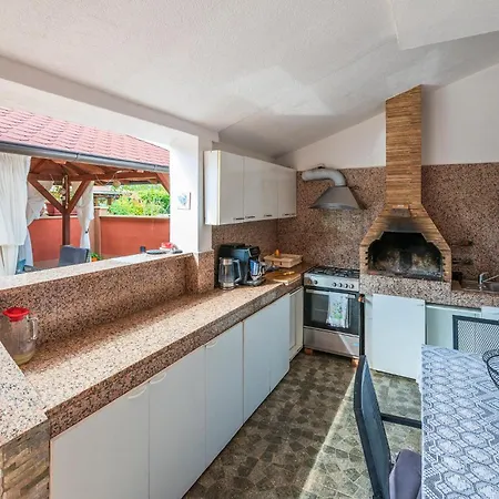 3 Bedroom Beautiful In Holiday home Pula