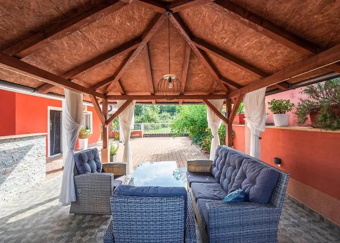 펜션 3 Bedroom Beautiful In