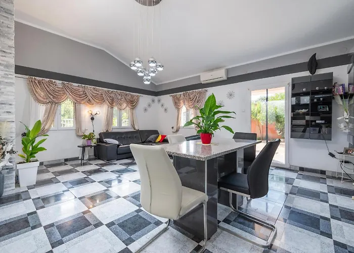 3 Bedroom Beautiful In Дом отдыха Пула