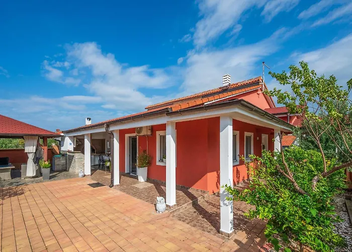 3 Bedroom Beautiful In * Пула