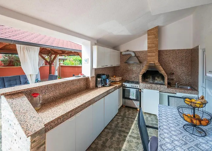 3 Bedroom Beautiful In Дом отдыха Пула